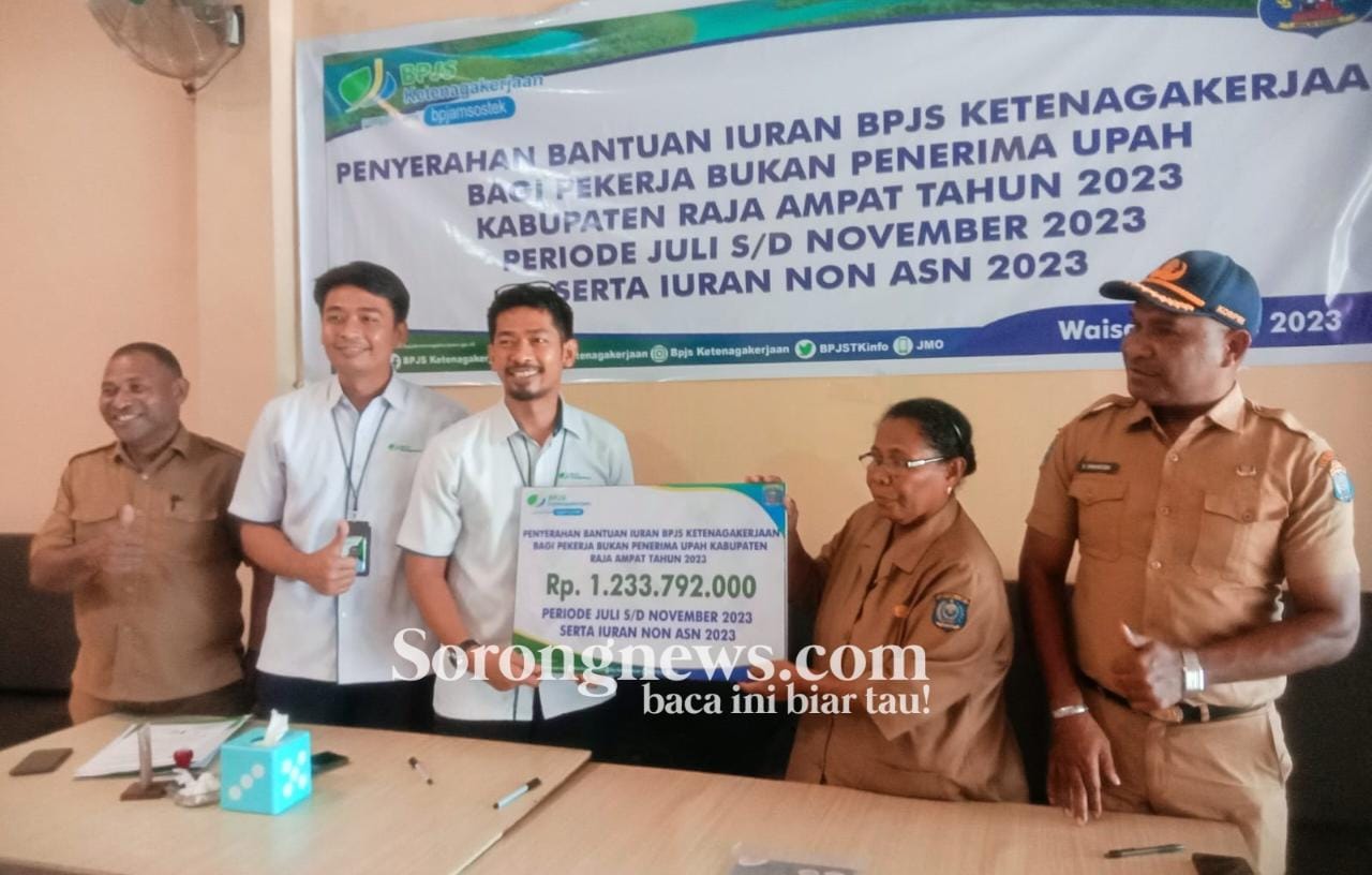 Disnakertrans Raja Ampat Serahkan Iuran Bpjs Ketenagakerjaan Lindungi