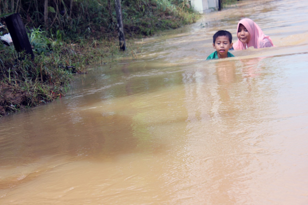 Anak-anak bermain di genangan banjir KM 10 Kota Sorong/Ola
