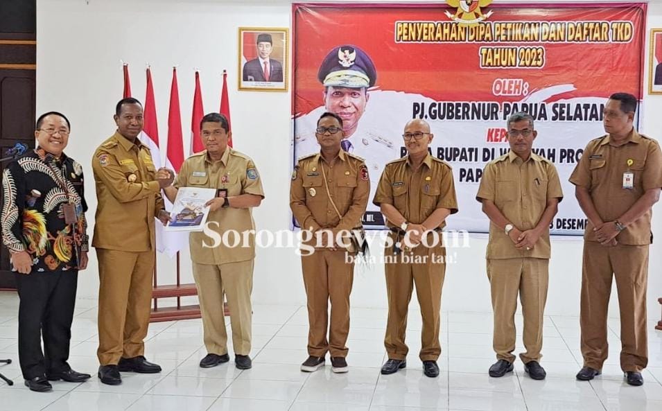 Pj Gubernur Papua Selatan Serahkan DIPA Petikan Dan TKD Rp 9,59 Triliun ...