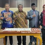 Adolof Kambuaya (ketiga kanan) usai Sertijab dengan penjabat lama George Yarangga (kedua kiri) disaksikan Pj Sekda (tengah) dan Kepala BKPSDM (kedua kanan) di Sorong/SN