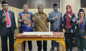 Adolof Kambuaya (ketiga kanan) usai Sertijab dengan penjabat lama George Yarangga (kedua kiri) disaksikan Pj Sekda (tengah) dan Kepala BKPSDM (kedua kanan) di Sorong/SN