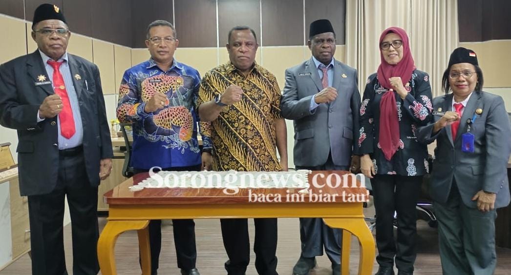 Adolof Kambuaya (ketiga kanan) usai Sertijab dengan penjabat lama George Yarangga (kedua kiri) disaksikan Pj Sekda (tengah) dan Kepala BKPSDM (kedua kanan) di Sorong/SN
