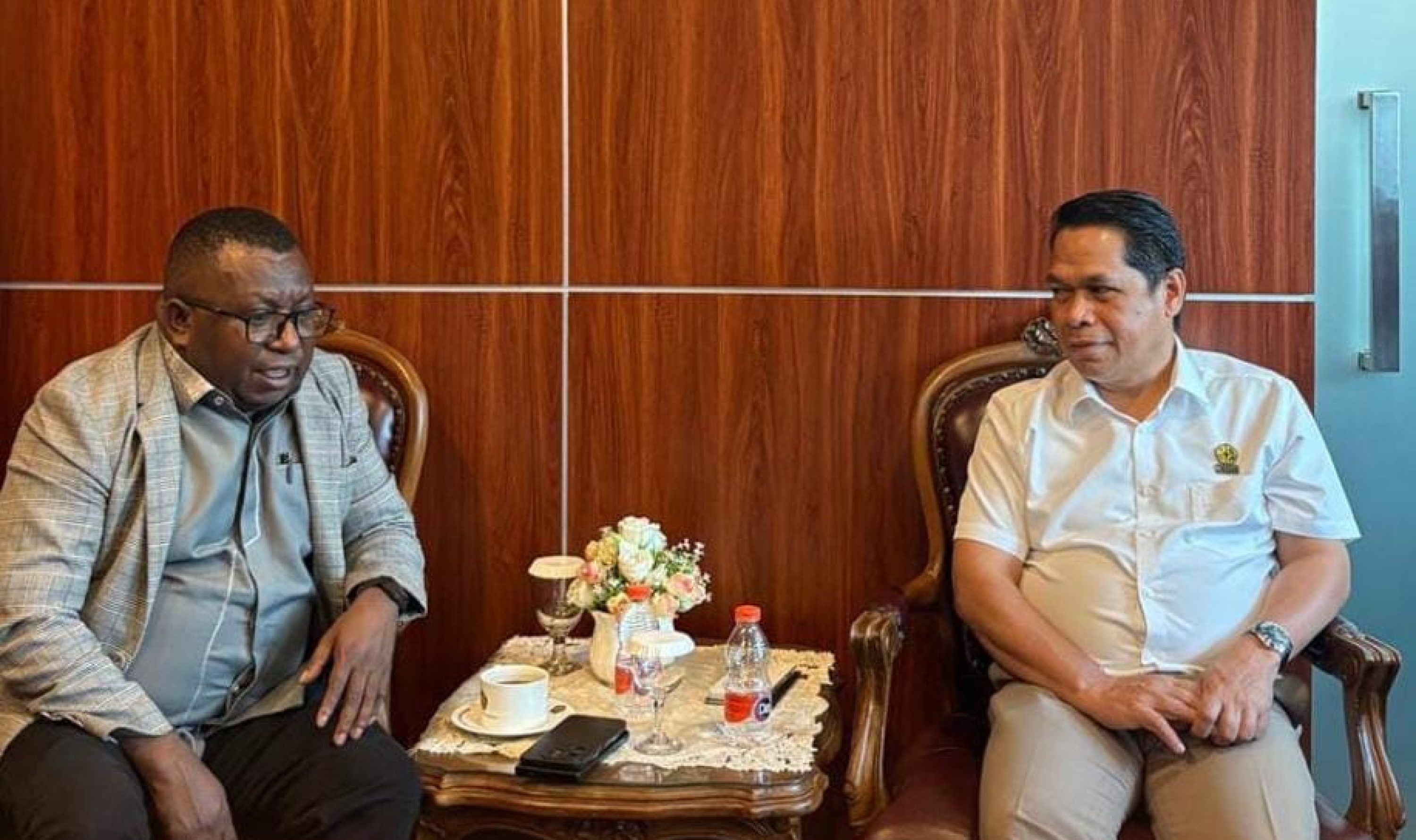 Senator DPD RI, Agustinus Kambuaya (kiri)