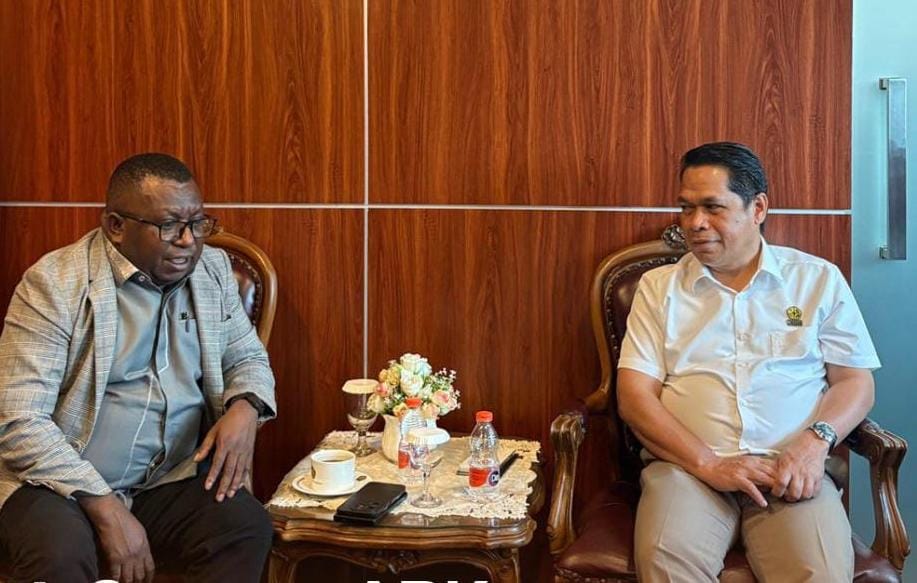 Senator DPD RI, Agustinus Kambuaya (kiri)